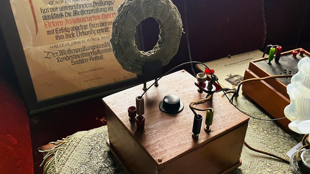 Ein selbst gebauter Detektorempfänger im Heimatmuseum Ditfurt. Das sind einfache Apparate zum Empfang von Radiosendungen. 