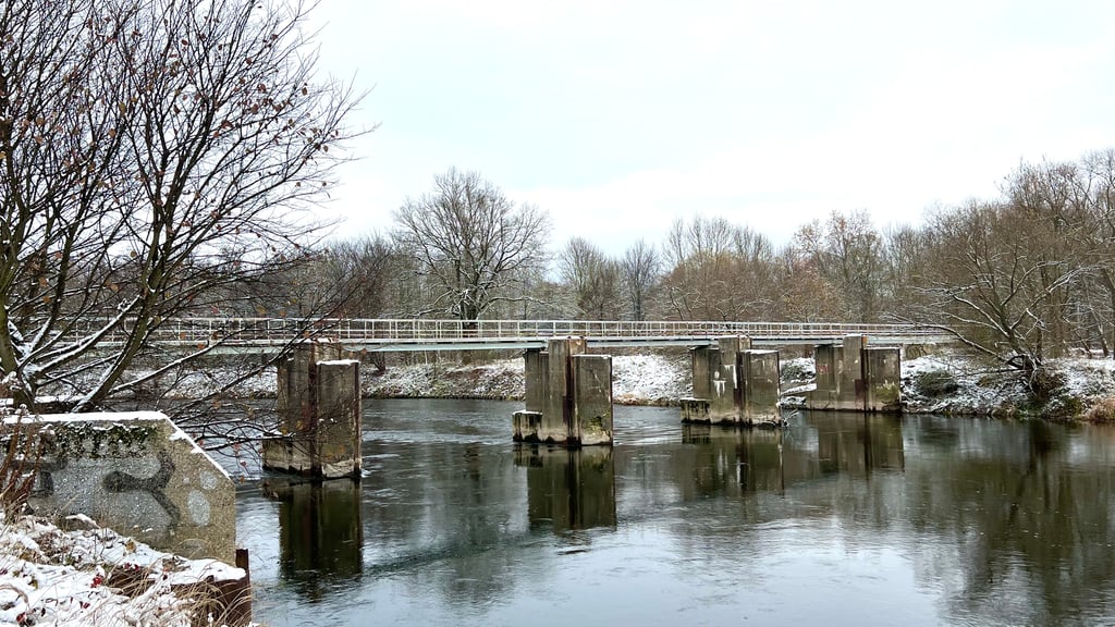 Die seit Jahren aus Sicherheitsgründen gesperrte Brücke über das Muldewehr zwischen Muldenstein und Greppin soll durch einen Neubau ersetzt werden.