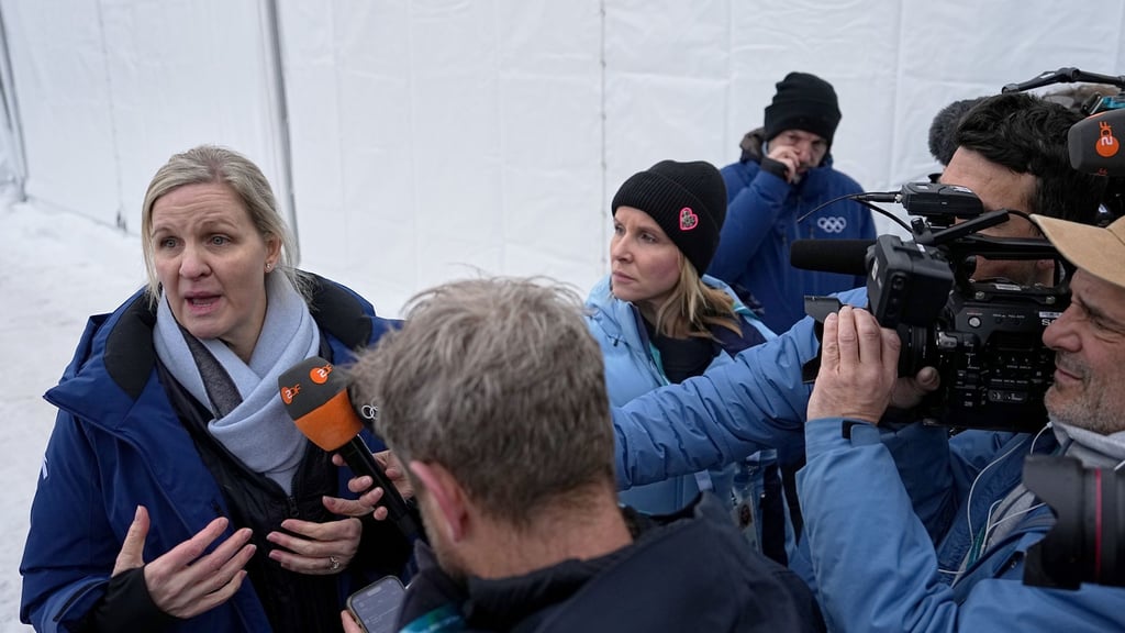 Kirsty Coventry (l) verteidigt das IOC-Vorgehen im Fall Heraskewytsch.
