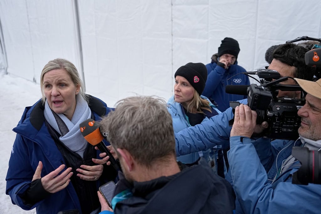 Kirsty Coventry (l) verteidigt das IOC-Vorgehen im Fall Heraskewytsch.