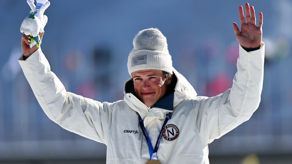 Das ist sie: Johannes Hoesflot Klaebo freut sich über seine achte Olympia-Goldmedaille.