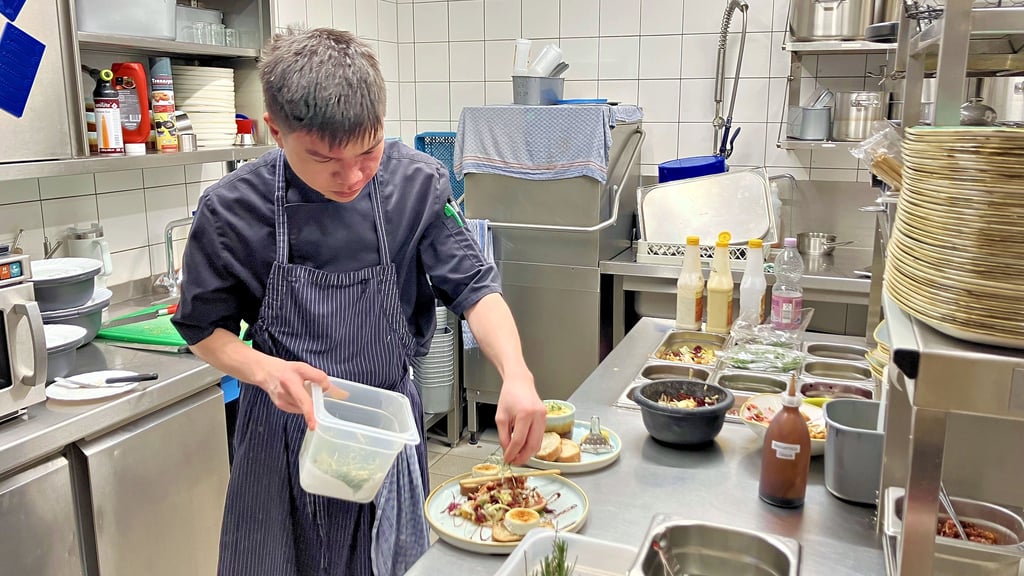 Im Restaurant „Heimathafen“ in Bitterfeld wird die Senkung der Mehrwertsteuer auf Speisen  begrüßt und in der Küche geht es fleißig her.