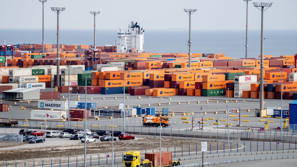 Durch den Austritt der giftigen Flüssigkeit wurden drei Menschen im JadeWeserPort verletzt. (Archivbild)