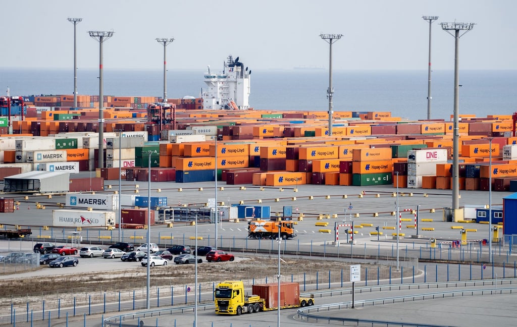 Durch den Austritt der giftigen Flüssigkeit wurden drei Menschen im JadeWeserPort verletzt. (Archivbild)