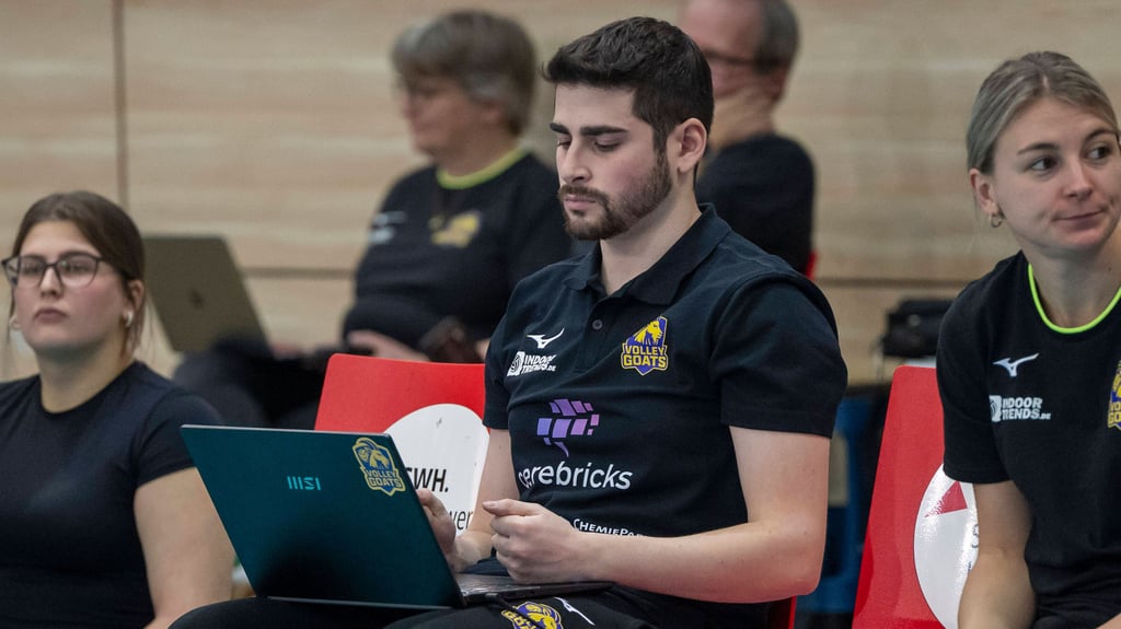 Javier Fernandez erstellt während der Spiele der Goats in Echtzeit Statistiken.