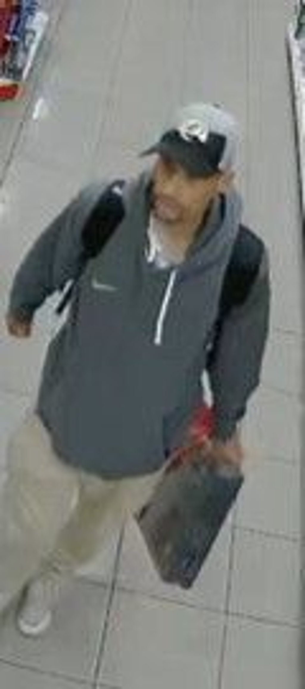 Der Gesucht wird beschuldigt, am 27. Mai 2025 in Halle Waren im Wert von 400 Euro gestohlen zu haben.