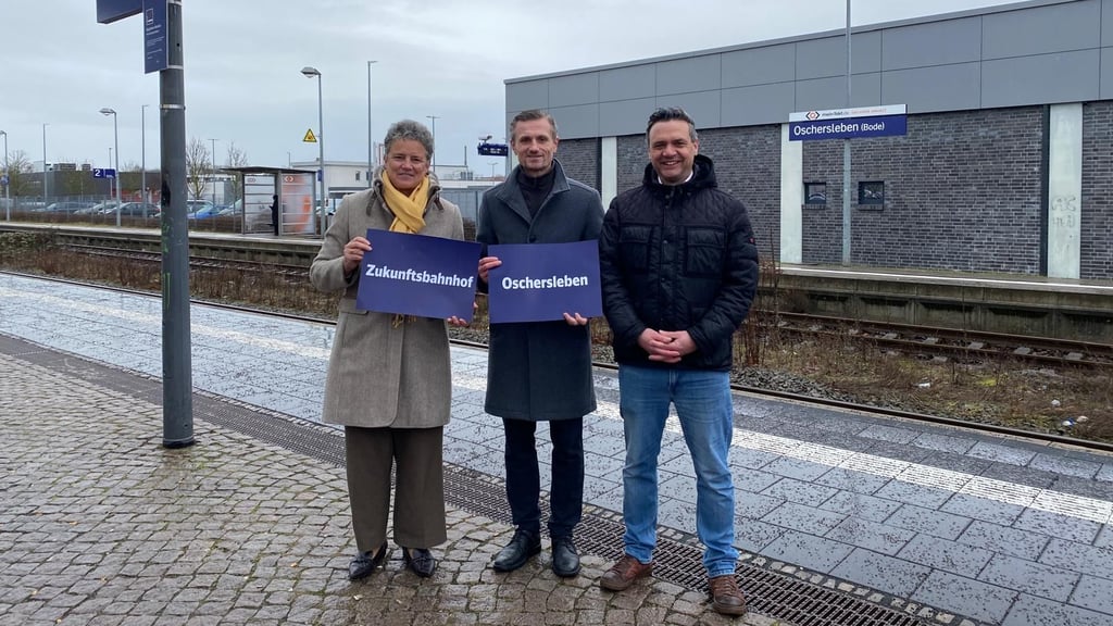 Sachsen-Anhalts Ministerin für Infrastruktur und Digitales, Lydia Hüskens, Oscherslebens Bürgermeister Benjamin Kanngießer und Danny Derbe vom Bahnhofsmanagement Magdeburg präsentieren den neuen Zukunftsbahnhof Oschersleben.