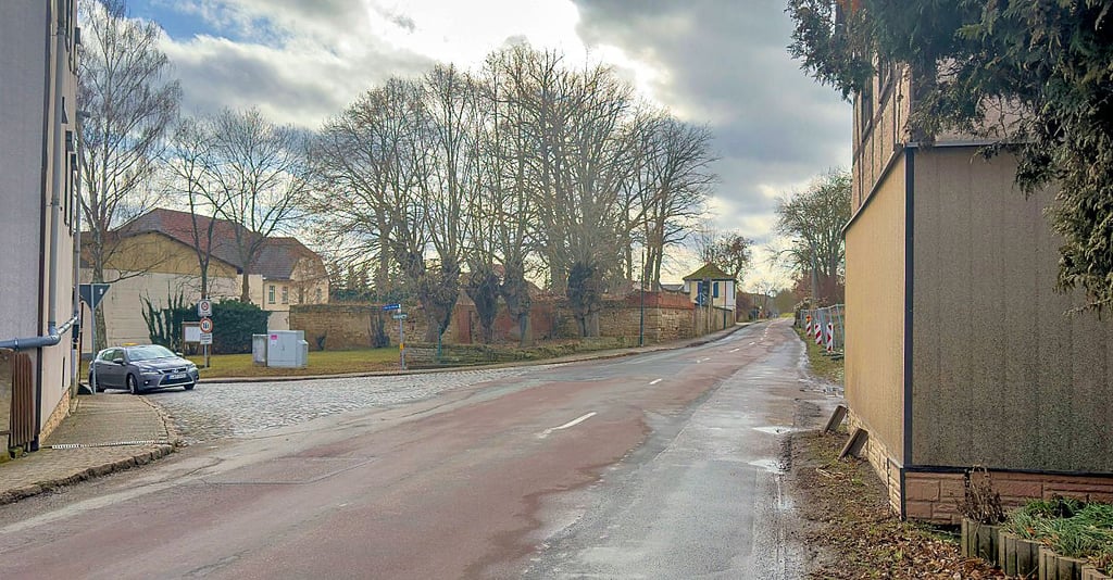 Die L193 ist nicht nur in Salsitz, hier der Abzweig Alte Dorfstraße, in einem schlechten Zustand. Ab März soll sie saniert werden.