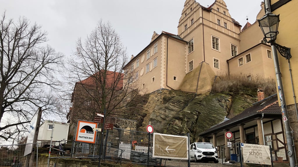 Das Gerüst vor der Stützwand am Jägergarten am Stiftsberg Quedlinburg ist abgebaut, nach und nach wird der Aufgang  beräumt, der ab 28. März wieder für Besucher geöffnet sein soll.