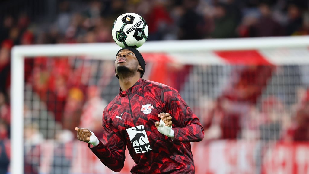 Castello Lukeba beim Aufwärmen vor dem Bayern-Spiel.