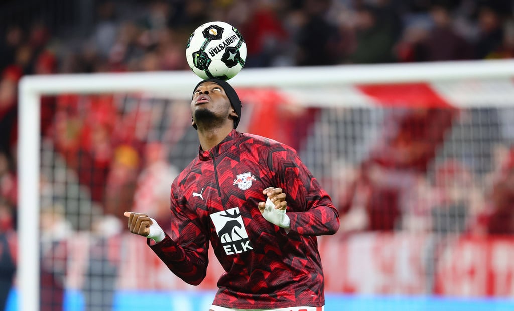 Castello Lukeba beim Aufwärmen vor dem Bayern-Spiel.