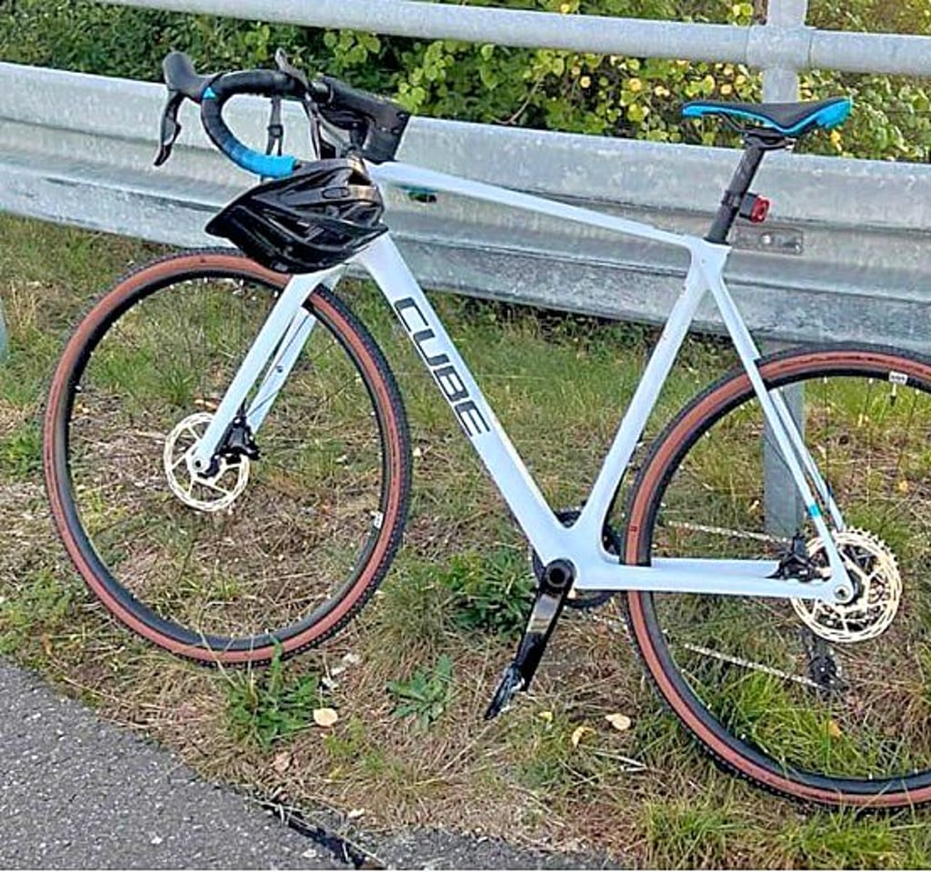 Dieses helle Rennrad der Marke Cube wurde aus einer S8 bei Brehna gestohlen.