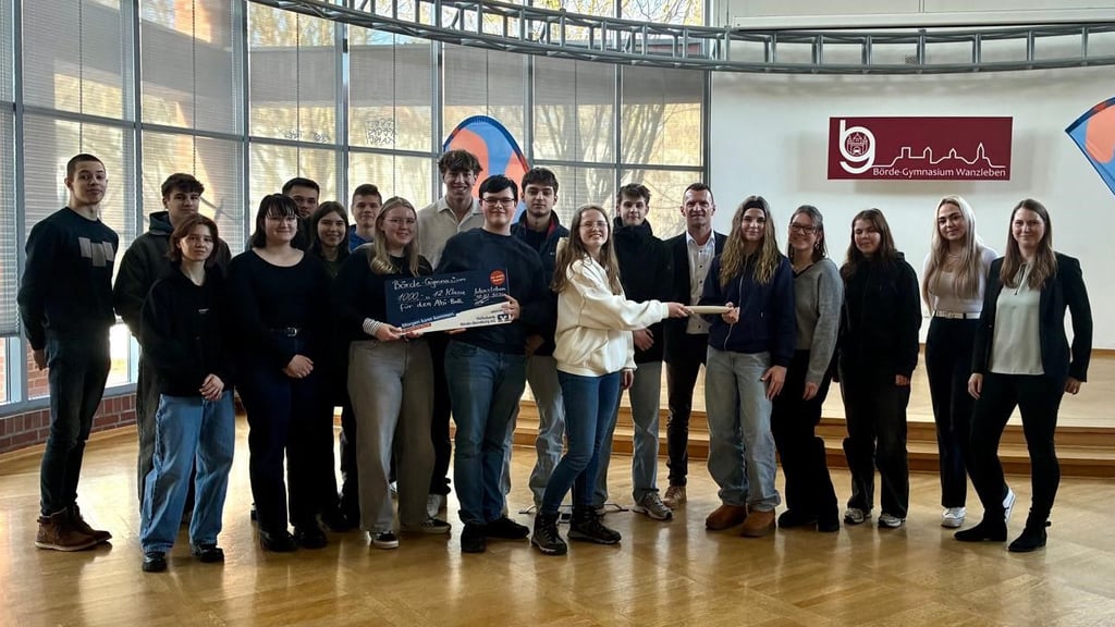 Die Abschlussklasse des Bördegymnasiums hat den Staffelstab an die 11. Klassen übergeben. Die Zwölftklässler freuen sich schon auf ihren Abiball, den die Volksbank finanziell unterstützt.