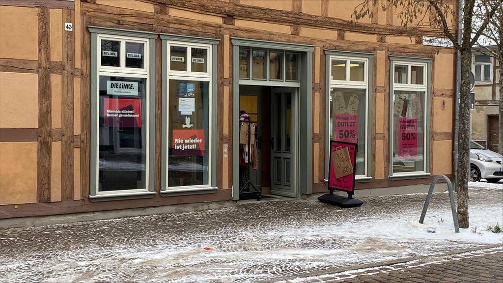 Das Büro der Linken in Salzwedel. Noch ist nebenan Heimatliebe. Zieht bald die AfD ein?