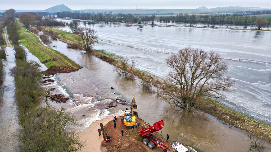 Hochwasser im Januar 2024: Ein Deich wird nördlich von Mönchpfiffel-Nikolausrieth an der Landesgrenze zu Thüringen wieder verschlossen. 