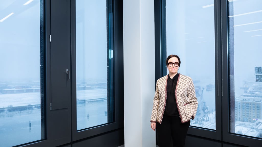 Die Schwedin Borg leitet seit 2020 den staatseigenen schwedischen Energiekonzern Vattenfall, der Deutschland zu seinen Kernmärkten zählt. Auf dem Bild steht Borg in der Hamburger Vattenfall-Zentrale. Im Hintergrund ist die Norderelbe zu sehen. (Archivbild)