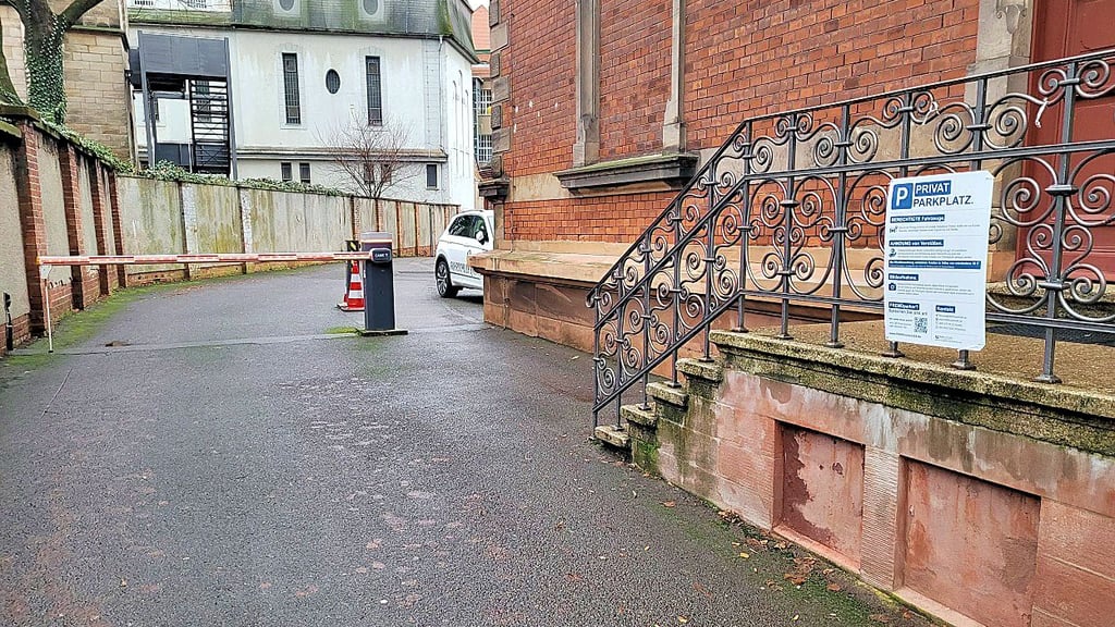 Auch an der Platzierung des Parkschilds in der Saalstraße 16 entzündet sich der Streit. 
