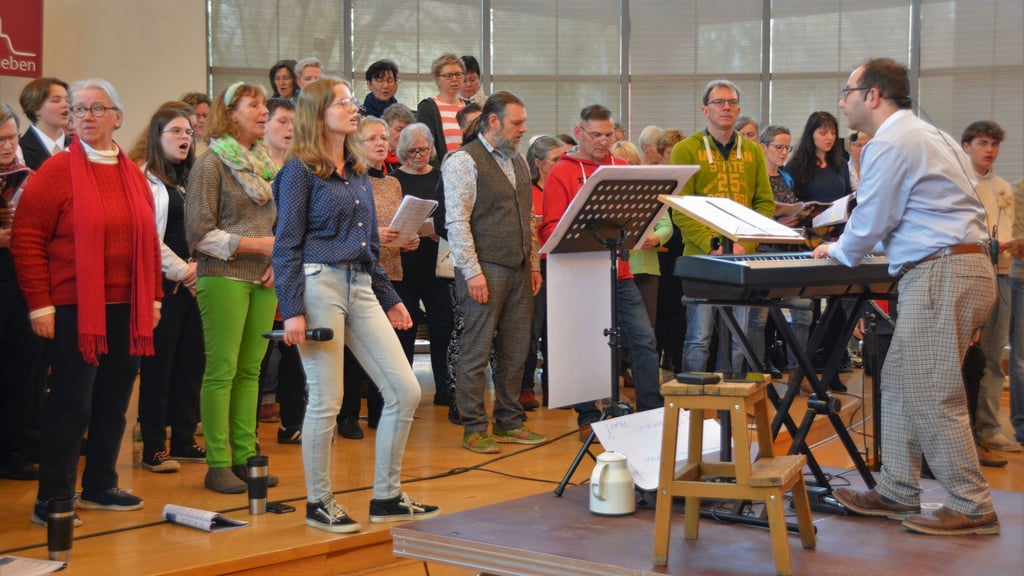 Musiklehrer Axel Rose (rechts) kommt nach Wanzleben, um mit 120 Teilnehmern einen Gospel-Workshop abzuhalten.