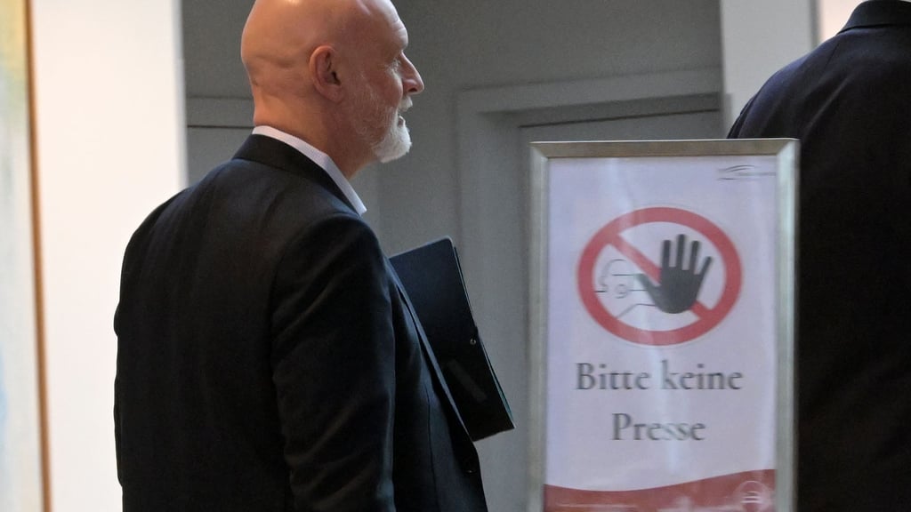 Es dringt nicht viel heraus aus dem Verhandlungssaal, hier dbb-Chef Volker Geyer im Potsdamer Hotelfoyer.
