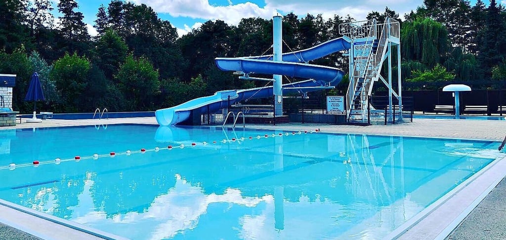 Das Freibad mit Wasserrutsche in Lüderitz.