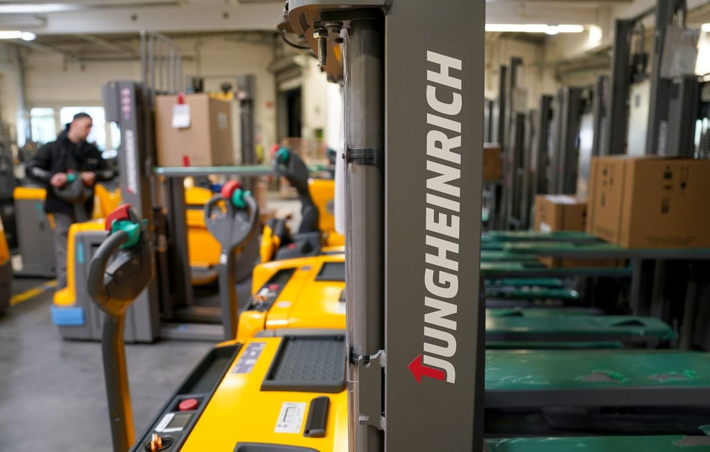 Der Logistikdienstleister Jungheinrich hat nach eigenen Angaben mehr als 8.200 Beschäftigte in Deutschland. (Archivbild)