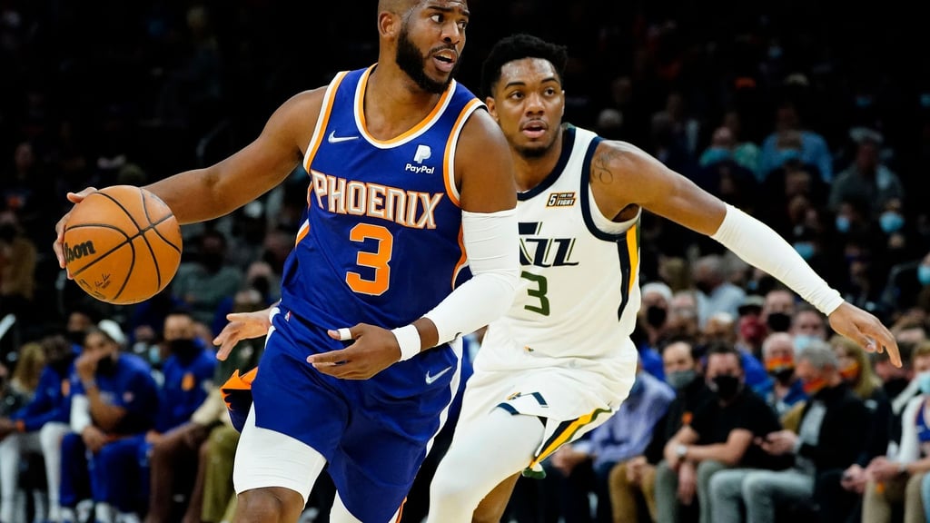 Der zweimalige Olympiasieger Chris Paul (l) - hier noch im Trikot der Phoenix Suns - beendet seine Karriere. (Archivbild)