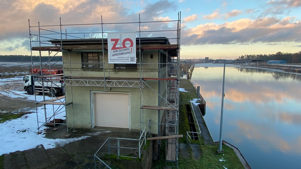 Das historische Pumpenhaus der Zerbener Schleuse ist mit einem Gerüst ummantelt.