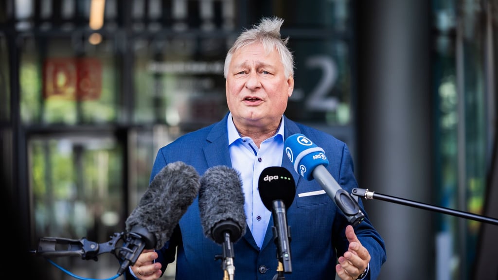 Martin Burkert, Chef der Eisenbahn- und Verkehrsgewerkschaft (EVG), fordert mehr Sicherheit für Bahnpersonal. (Archivbild)