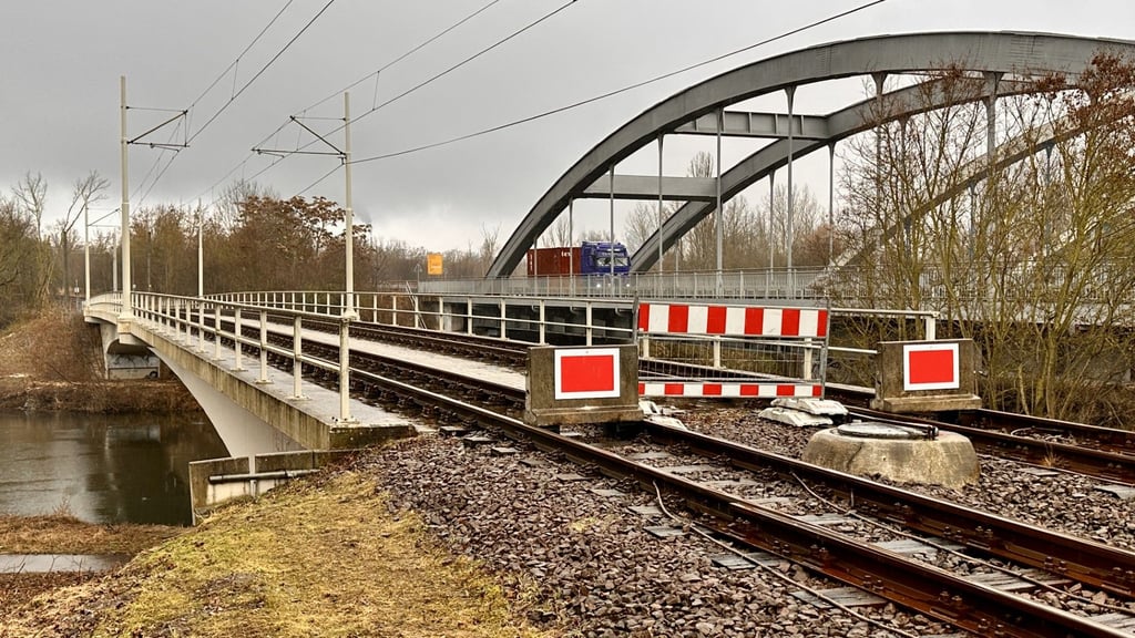Zu gefährlich für die Tram und ihre Passagiere: Die Havag hat die Straßenbahnbrücke über die Saale bei Schkopau gesperrt.