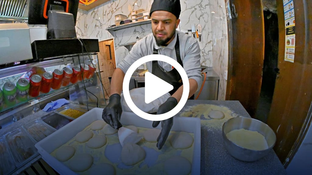 Hassahn Alalwan backt im Bistro Orienta in der Ascherslebener Taubenstraße jeden Tag frisches Fladenbrot. 
