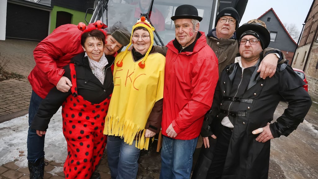 Bärbel Kümmling, Ronald Gottschalk (dahinter), Annette Gottschalk, Jürgen Kümmling, Winfried Schröter und René Hafermalz (v.li.) gehören zu den Gründungsmitgliedern des Edersleber Karnevalclubs. 