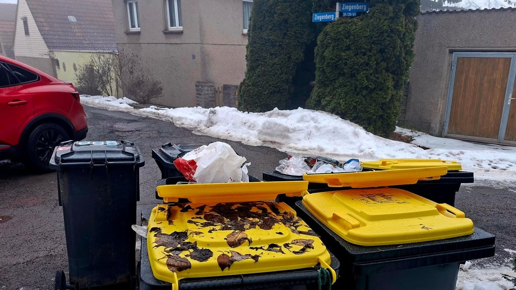 Blick auf die stehen gelassenen Gelben Tonnen am Ziegenberg in Lengefeld.  Sie sollen nun am Freitag abgeholt werden.