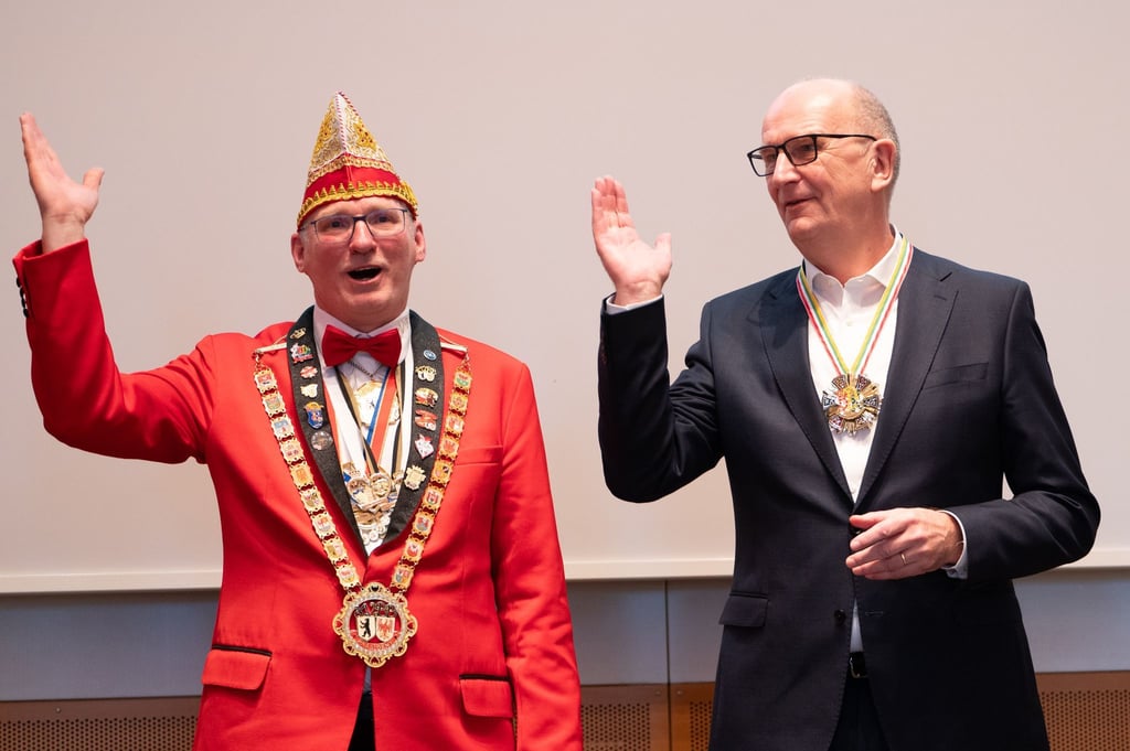 Helau! Der Präsident des Karnevalverbandes Berlin-Brandenburg, Fred Witschel (links), lässt in der Potsdamer Staatskanzlei mit Brandenburgs Ministerpräsidenten Dietmar Woidke (SPD) den Narrenruf erklingen.