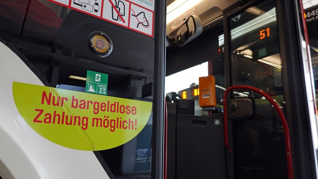 Die Kassensysteme in den Bussen der Erfurter Verkehrsbetriebe wurden komplett auf bargeldlose Alternativen umgestellt. (Archivbild)