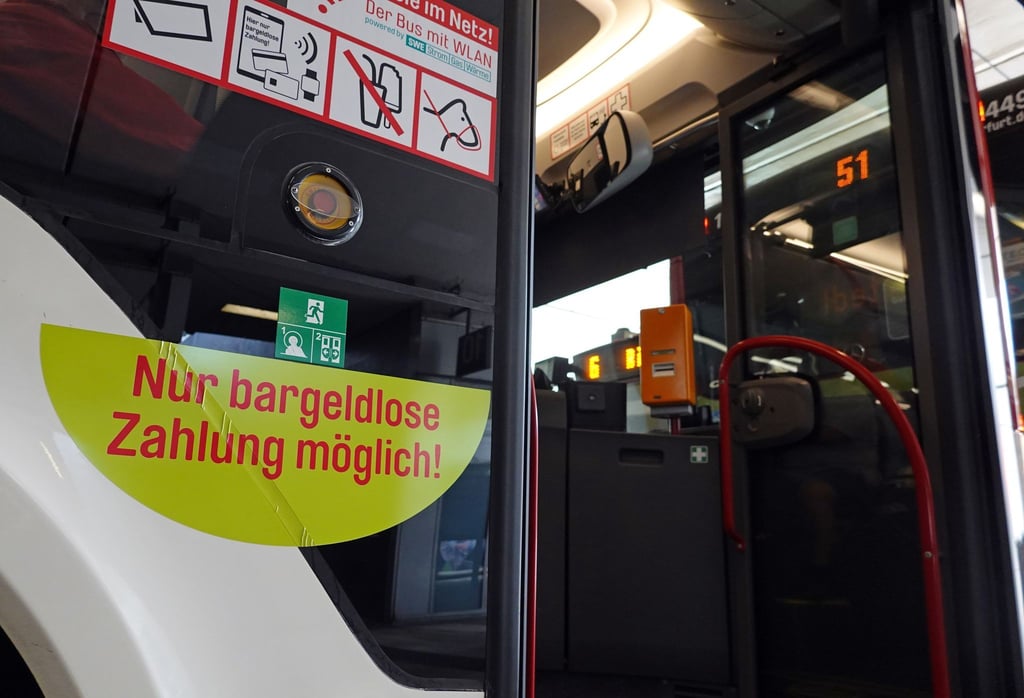 Die Kassensysteme in den Bussen der Erfurter Verkehrsbetriebe wurden komplett auf bargeldlose Alternativen umgestellt. (Archivbild)