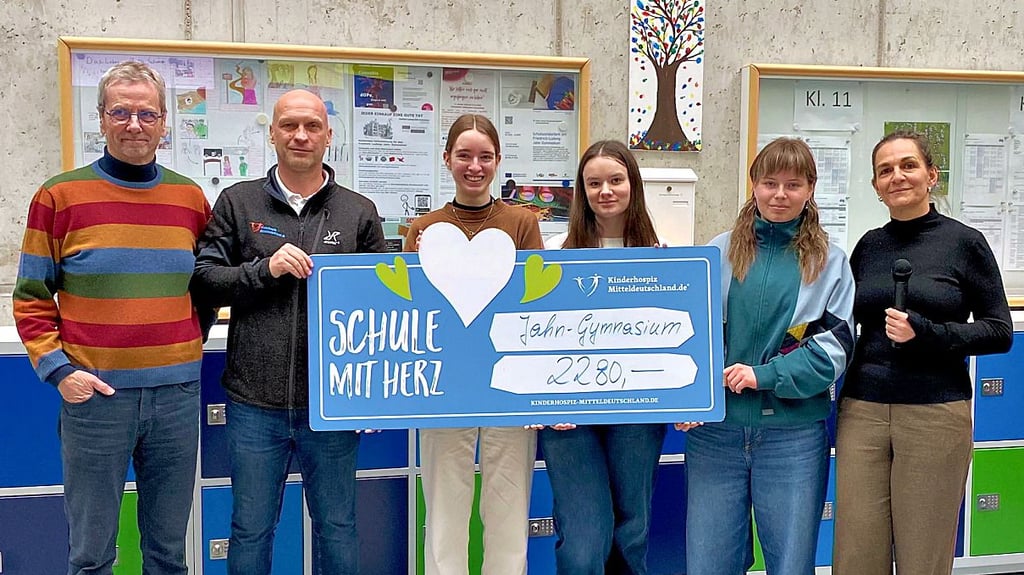 Marcus Czeromin (2. von links) nahm die Spende des Jahn-Gymnasiums in Höhe von 2.280 Euro für das Kinderhospiz entgegen. 