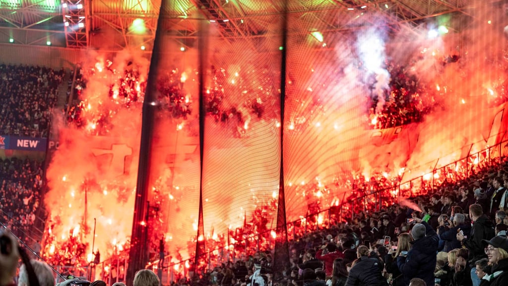 8. November 2025: Die Kölner Fans zünden im Gästeblock in Mönchengladbach zahlreich Pyrotechnik (Archivbild).