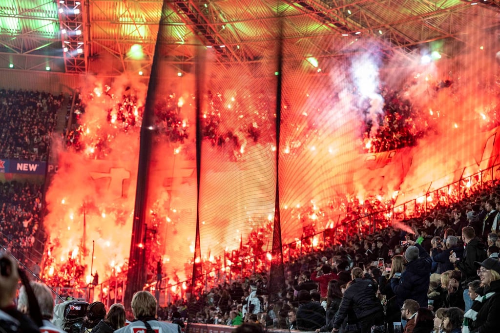 8. November 2025: Die Kölner Fans zünden im Gästeblock in Mönchengladbach zahlreich Pyrotechnik (Archivbild).