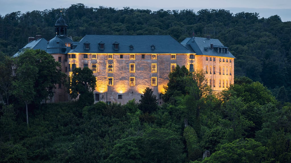 Das Große Schloss Blankenburg am Abend. Die beiden von der Innenstadt sichtbaren Gebäudeteile - der Kirchenflügel (rechts) und der Alte Flügel (vorn) sowie der Turm (links) - wie die Stadt in Eigenregie sanieren und umbauen.