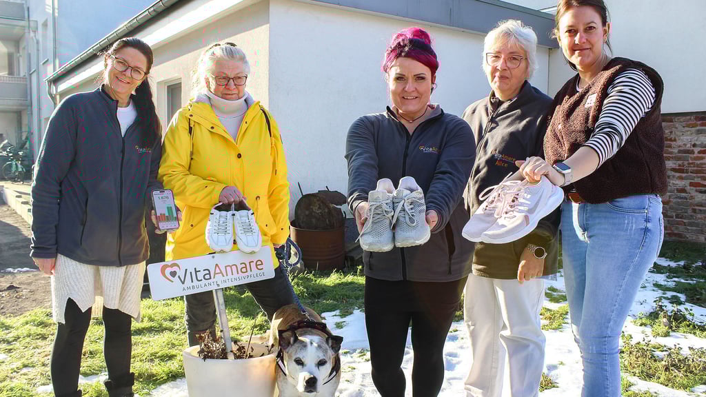 Mit Laufschuhen und einem Schrittzähler auf dem Smartphone nehmen Doreen Schrader (v. l.), Felicitas Zembruski, Katja Schröder, Kerstin Lehrmann und Stephanie Thiede an der Aktivitätschallenge ihres Unternehmens Vita Amare teil. 