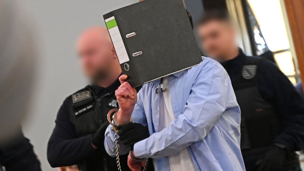 Die Staatsanwaltschaft wirft dem Angeklagten Mord und versuchten Mord in Tateinheit mit schwerer Misshandlung von Schutzbefohlenen vor.