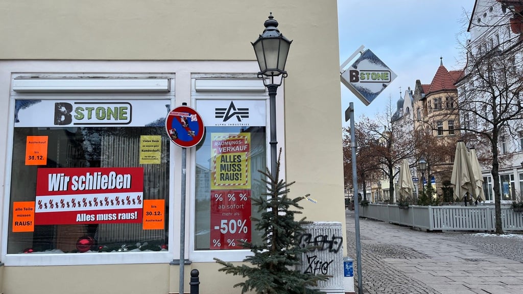 Seit Jahresende 2025 ist das Modegeschäft B-Stone am Zeitzer Roßmarkt geschlossen. 