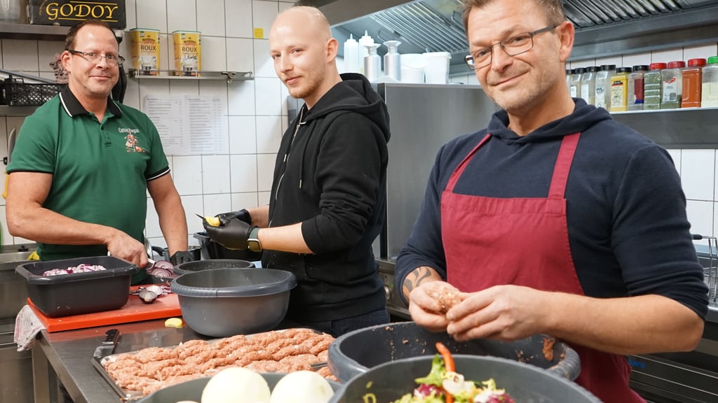 Thomas Voigt (v.r.) ist Inhaber des Colbitzer Volkshauses und arbeitet in der Küche gern zusammen mit Ricardo Reichstein und Sven Voigt.