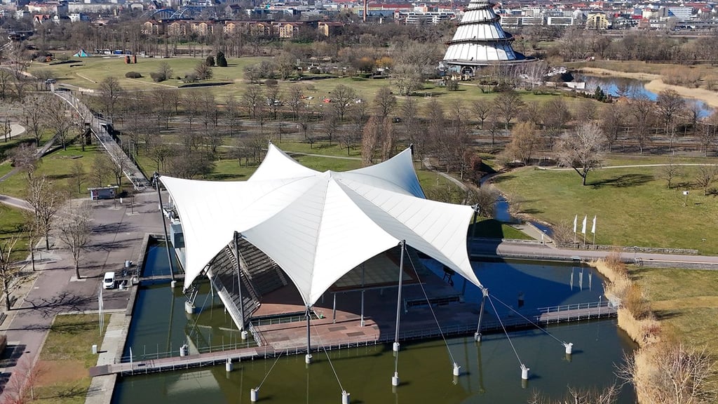 Im Jahr 1999 wurde die Seebühne im Elbauenpark errichtet. Betonkrebs macht nun Sanierungsarbeiten notwendig.