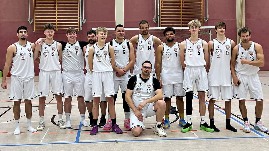 Das zweite Team der Tigers Aschersleben um Sebastian Schalk (knieend) hat sich weiterentwickelt und will kommende Saison um den Titel mitspielen. 