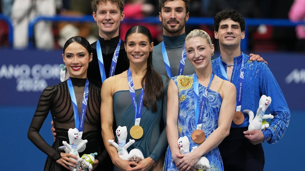 Der Olympiasieg von Laurence Fournier Beaudry und Guillaume Cizeron (M) sorgt für Wirbel. Sie ließen die Topfavoriten Madison Chock und Evan Bates aus den USA (l) sowie die Kanadier Piper Gilles und Paul Poirier (r) hinter sich.