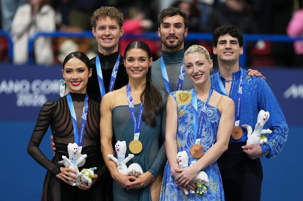 Der Olympiasieg von Laurence Fournier Beaudry und Guillaume Cizeron (M) sorgt für Wirbel. Sie ließen die Topfavoriten Madison Chock und Evan Bates aus den USA (l) sowie die Kanadier Piper Gilles und Paul Poirier (r) hinter sich.