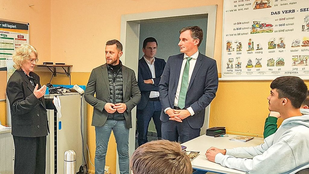 Zu Besuch in der Klasse 6 b  der Sekundarschule Goldbeck bei Stendal (von links): Schulleiterin Ramona Reck, Chris Schulenburg (CDU, Landtagsabgeordneter) und Bildungsminister Jan Riedel. Ab der 7. Klasse haben die Schüler einen außerschulischen Lerntag pro Woche. 