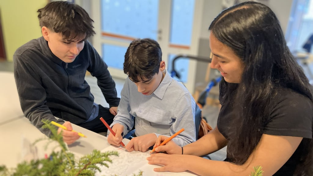 Die jungen Kolumbianer Juan Aranguren Rios (l.) und Paula Pimzón Morales kümmern sich hier in der Evangelischen Stiftung Neinstedt um Lukas, der sehr gerne malt.