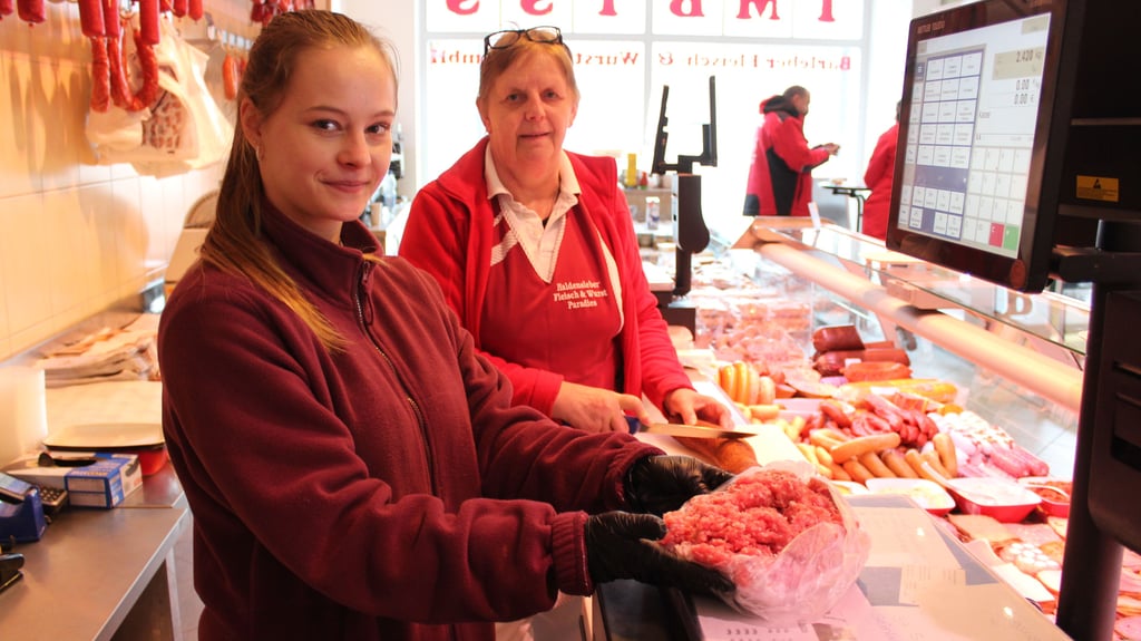 Zenia Tiepke (l.) und Kollegin Kathrin Lüddecke arbeiten gemeinsam im Haldensleber Verkaufsstandort „Fleisch- und Wurstparadies“ am Markt 5.